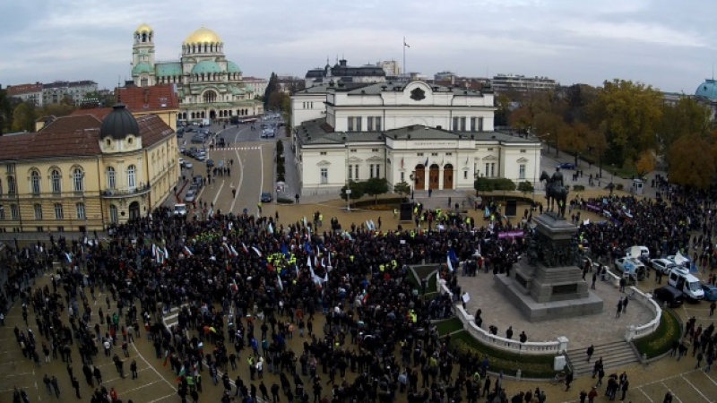Ченгета окупираха площада пред Народното събрание, очакват 25 000 на протеста (СНИМКИ)