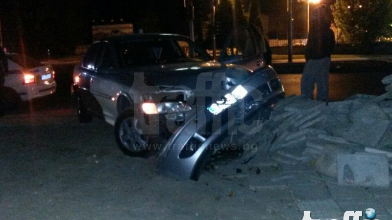 Млада шофьорка отсече чисто нов светофар в Пловдив (СНИМКИ)