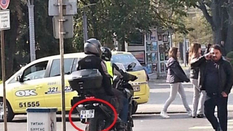 Безобразие! Нагъл моторист кара с бясна скорост в пешеходната зона в Бургас (СНИМКИ)