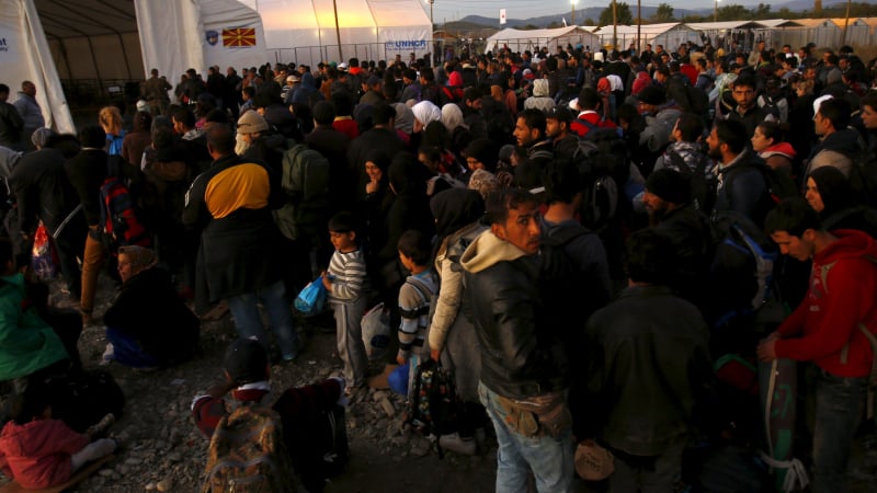 ЕС умува как да напълни Балканите с центрове за мигранти