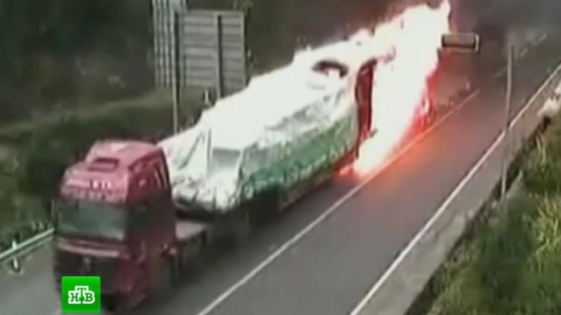 Китаец в горящ камион излетя шеметно от пълен с коли тунел, спаси от гибел десетки хора (ВИДЕО)