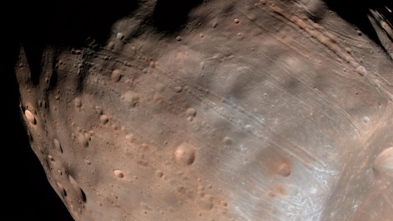 Марс разрушава луната си Фобос