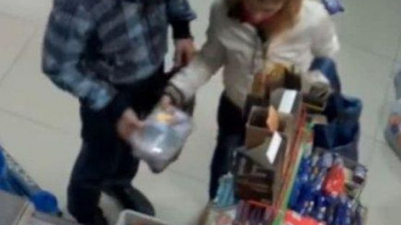 Наглеци! Мъж и жена откраднаха кутия с дарения за болно дете (ВИДЕО)