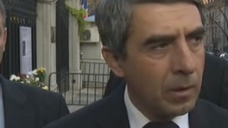 Плевнелиев почти се разплака пред френското посолство в София