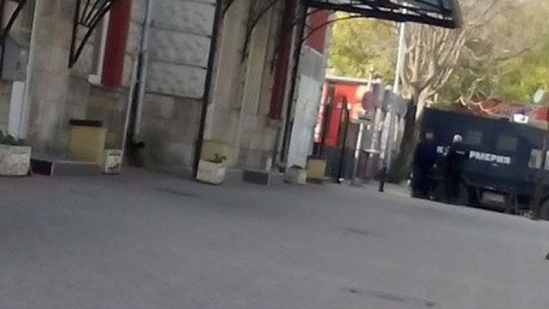 Жандармерия и полиция обсадиха варненската гара (СНИМКИ)