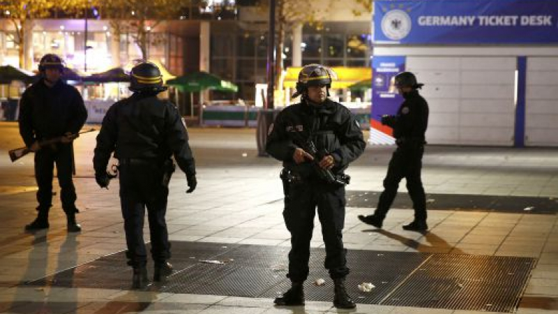 Издирват осми терорист за кървавата баня в Париж