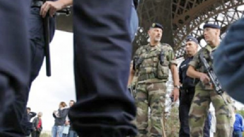 Черен „Сеат” на терористите намерен в Париж