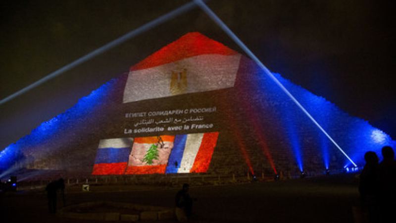 Египетските пирамиди се оцветиха във флаговете на Русия, Франция и Ливан (СНИМКИ)