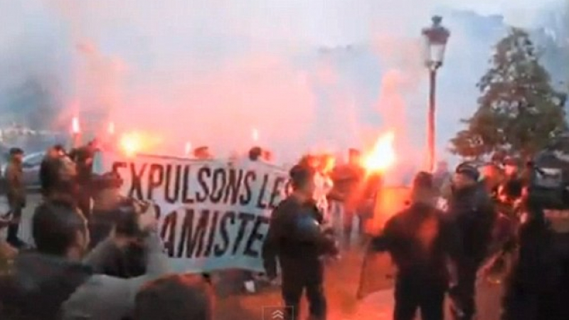 Протестиращи срещу мигрантите атакуваха място за поклонение за жертвите от атентатите (СНИМКИ/ВИДЕО)