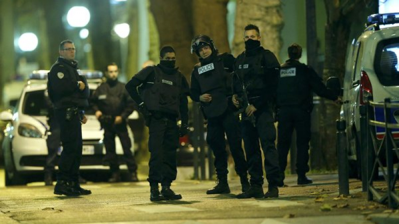 Петима терористи са се барикадирали в &quot;Сен Дени&quot;! (ВИДЕО)