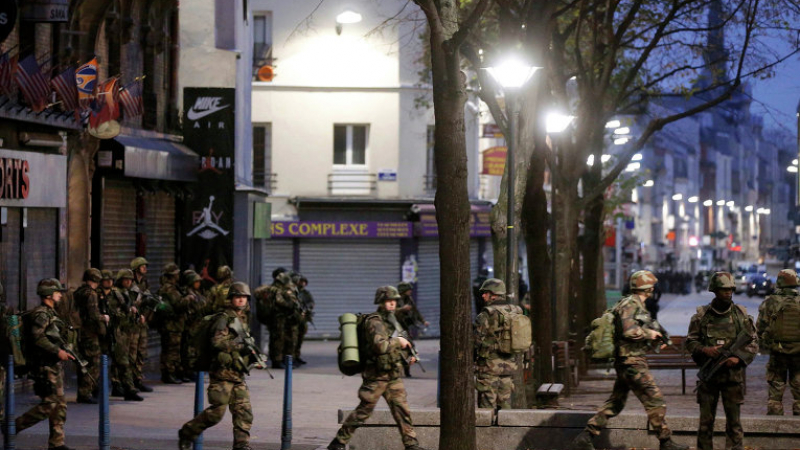 Екшънът в Париж продължава! Един от терористите избяга? 