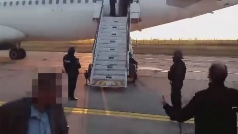 Само в БЛИЦ: Антитерористи изведоха пасажерите от самолета в Бургас! (ВИДЕО)