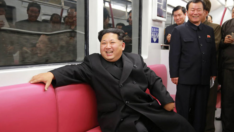 Ким Чен-ун инспектира нова станция на метрото в Пхенян (УНИКАЛНИ СНИМКИ)