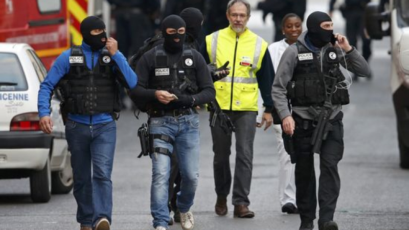 Само един от осемте задържани при акцията в Сен Дени остава в ареста