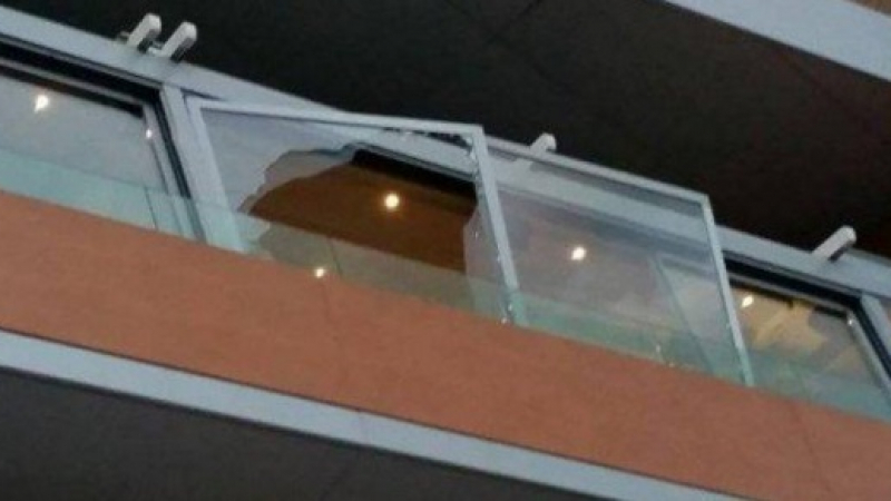 Страшно! Ураганният вятър изпочупи прозорците на столичен мол 