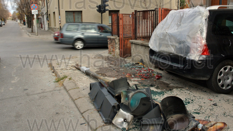 Улица остана без светофар след зверско меле в Хасково  (СНИМКИ)