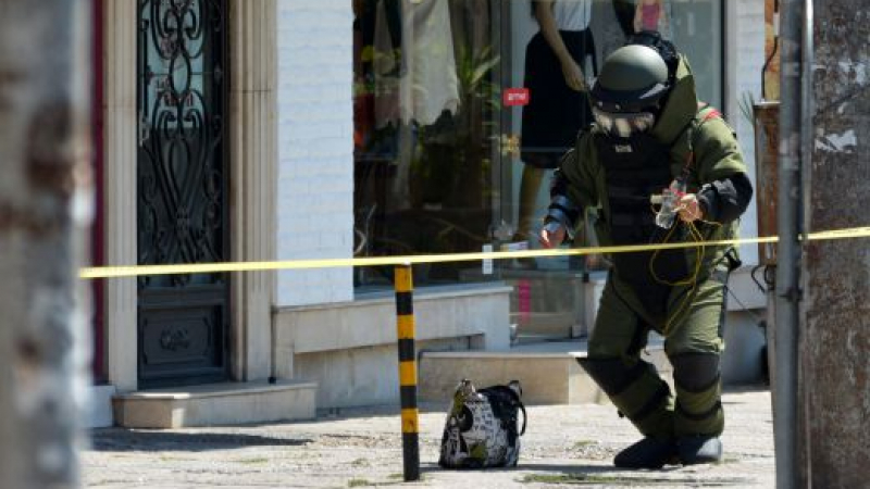 Спецполицаи взривиха в София два съмнителни куфара само за ден