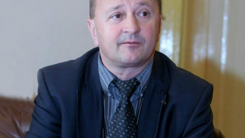 Червеният ексдепутат Задгорски чукна 60 със стихосбирка