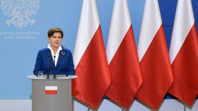 В Полша свалиха знамето на ЕС от заседанията на правителството