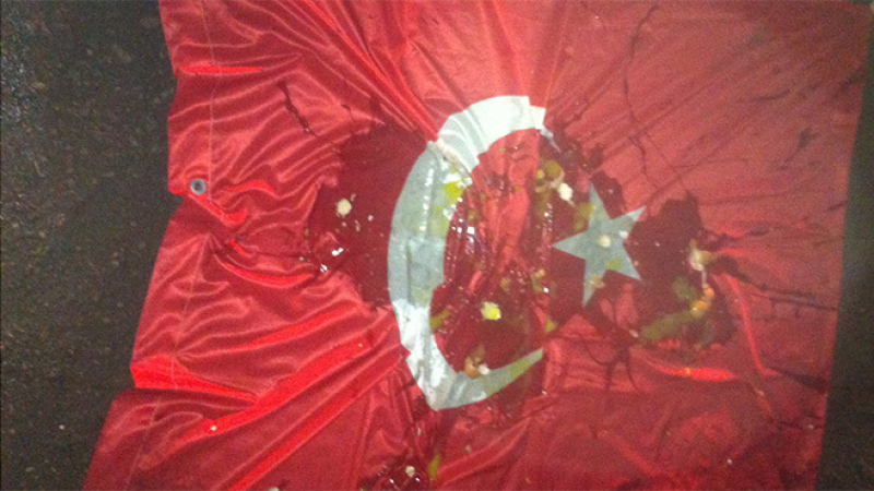 Ескалация: Руснаци обстрелваха с яйца турското знаме, издигнато на пивоварен завод
