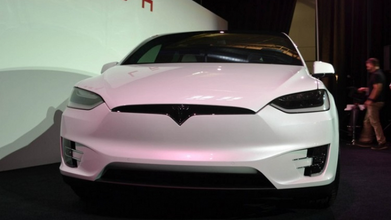 Tesla сваля цената на Model X