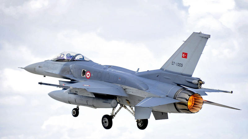 Турците подсилиха патрула на границата си с 18 изтребители F-16