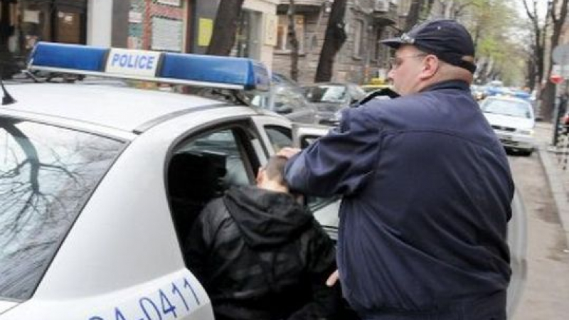 Зрелищен арест на ученик пред Строителния в Бургас заради дрога