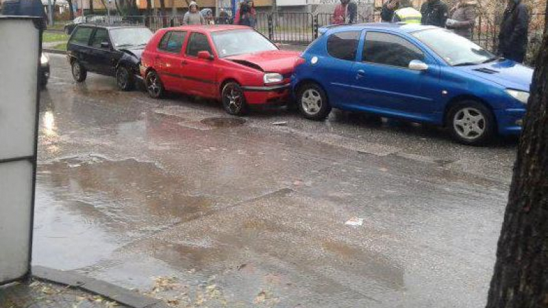 Четири коли се нанизаха на мокър булевард в Пловдив