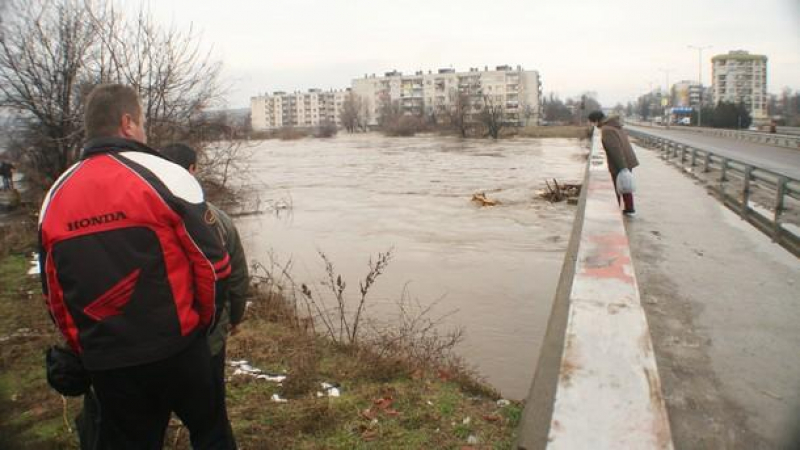 След дъждовете: Опасността от наводнения остава