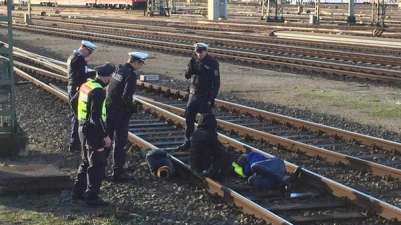 Демонстранти се оковаха на релсите пред влака на германски министър 