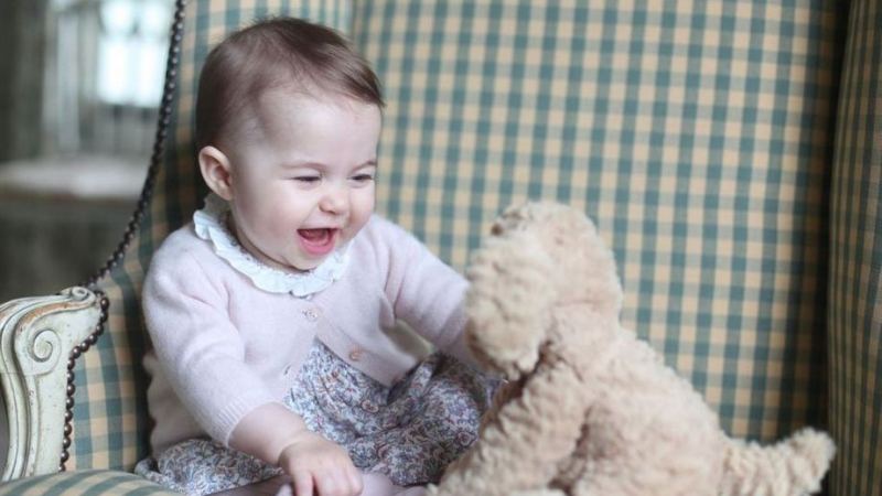 Кейт и Уилям публикуваха непоказвани снимки на 6-месечната принцеса Шарлот (СНИМКИ)