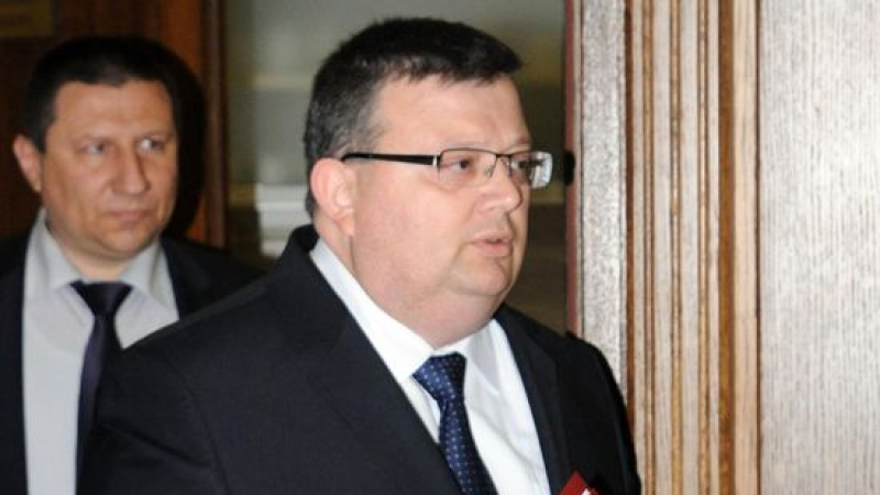 Цацаров внесе две искания за снемане имунитета на Волен Сидеров за извършени престъпления