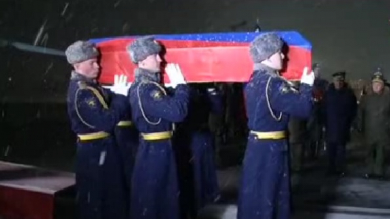 Ексклузивно: Военният министър на Русия посрещна тялото на убития пилот (ВИДЕО)