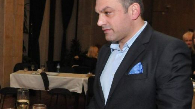 Нов скандал с Юксел Кадриев! Бърка под полата на брюнетка в такси