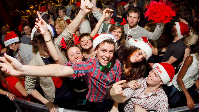 Топ 10: Кои професии се скъсват от секс и пиене на коледните партита