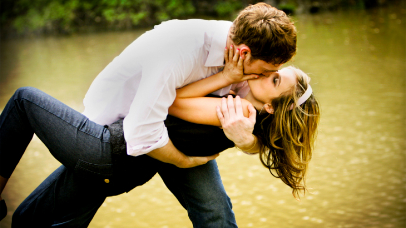 6 съвета, който ще ви направят неотразими в целуването