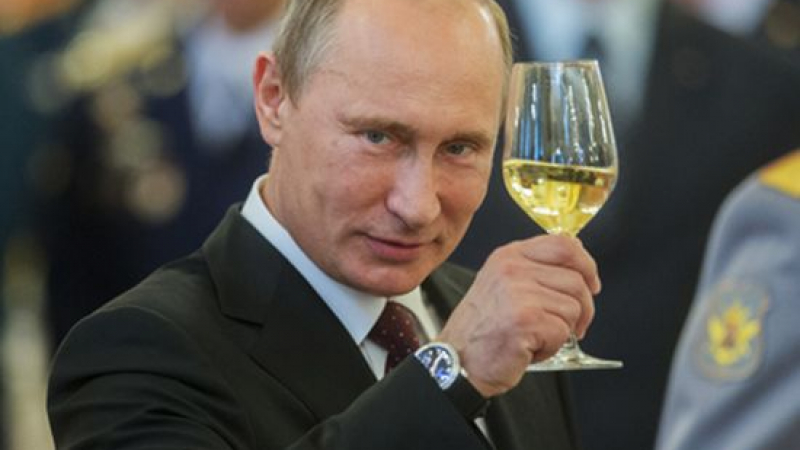 Владимир Путин си намали заплатата с 10%
