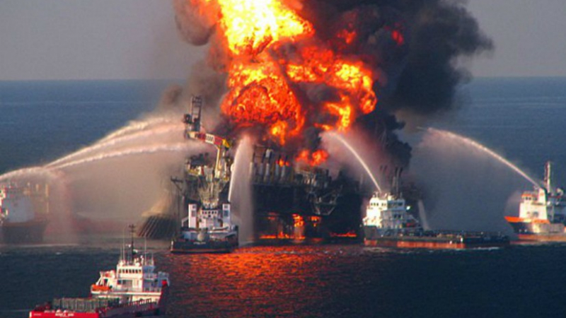 Ад в Каспийско море! Пожар в нефтена платформа погуби 32 души (ВИДЕО)