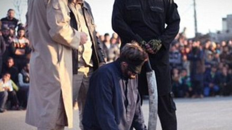 &quot;Ислямска държава&quot; екзекутира мъж, обвинен в магьосничество, на площад, пълен с деца (Снимки 18+)