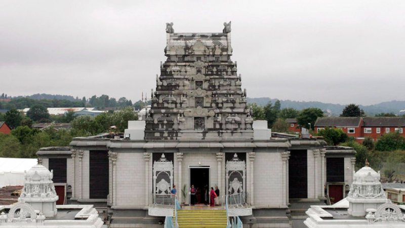Индуистки храм реши да печели от 5-те си тона злато
