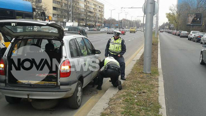 Кавалери: Пътни полицаи сменят гума на закъсала софиянка