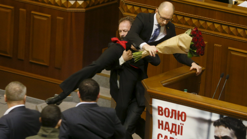 Масов бой в Радата! Премиерът обижда депутати на &quot;дебили&quot; (ВИДЕО)