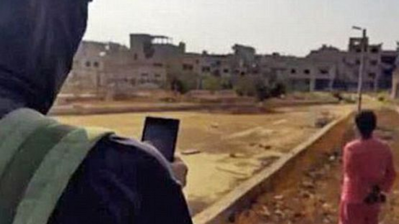 &quot;Ислямска държава&quot; показа новата мода в екзекуциите си: Взривяване от дистанция с телефон (ВИДЕО)