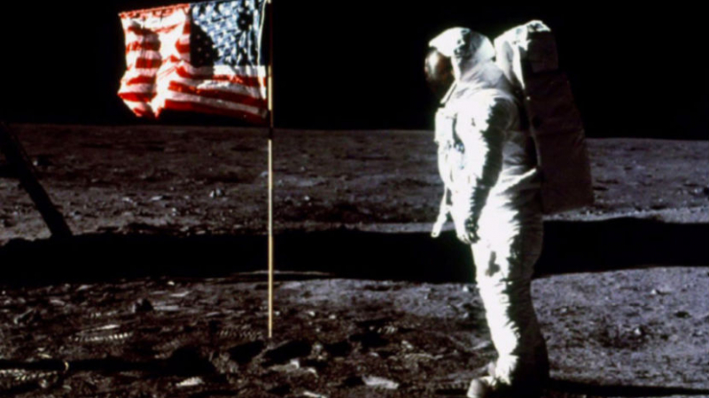 Архивите проговарят сензационно! Нийл Армстронг не бил стъпвал на Луната! (ВИДЕО)