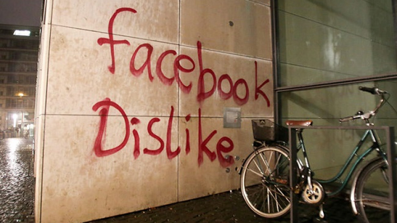 Нападнаха и потрошиха офиса на Фейсбук в Германия (СНИМКИ/ВИДЕО)