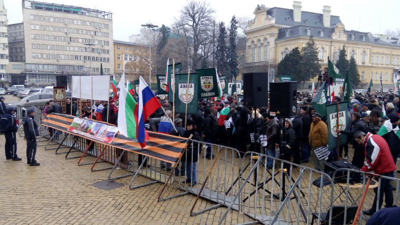 Атакисти и комунисти протестираха срещу Давутоглу на жълтите павета (СНИМКИ)