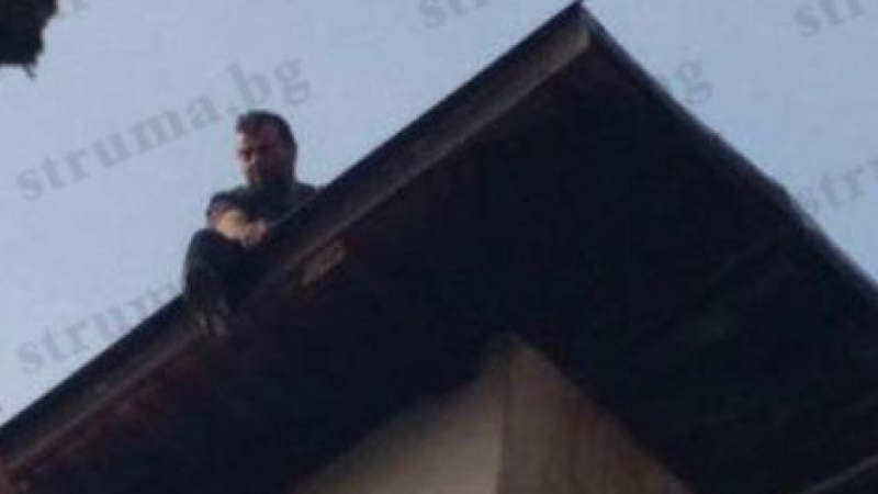 Извънредно от Сандански! Мъж заплашва да скочи от покрива, виси на косъм от смъртта (СНИМКИ)