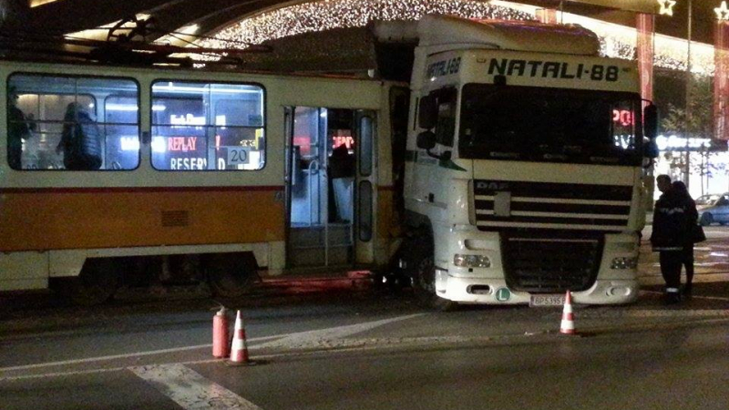 На вниманието на столичани! Автобуси поемат трамвайните линии №20 и №23 заради катастрофата на „Ситняково”