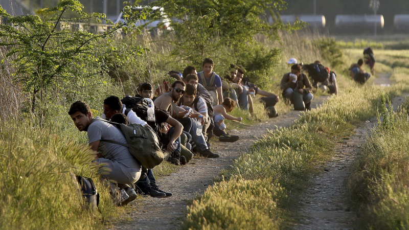 Гранични полицаи: Мигрантите бележат маршрутите си... с чорапи!