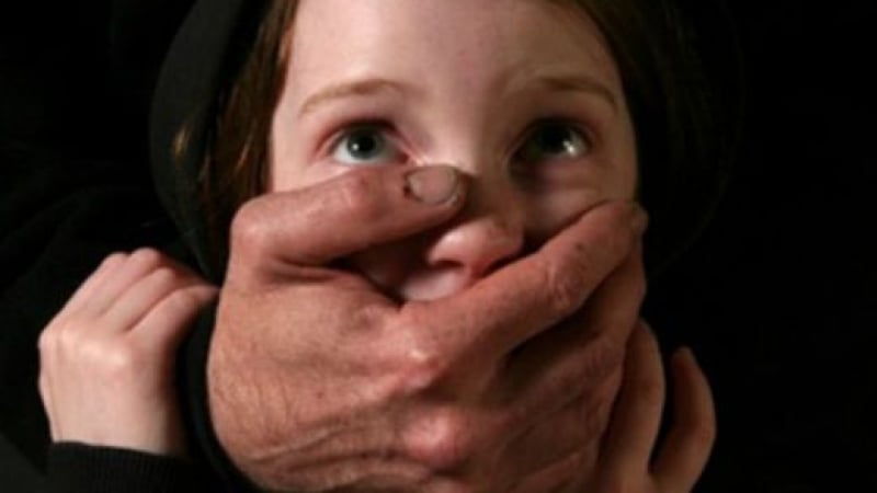 13-годишно момиче – бито от пастрока си и изнасилвано от родния си баща